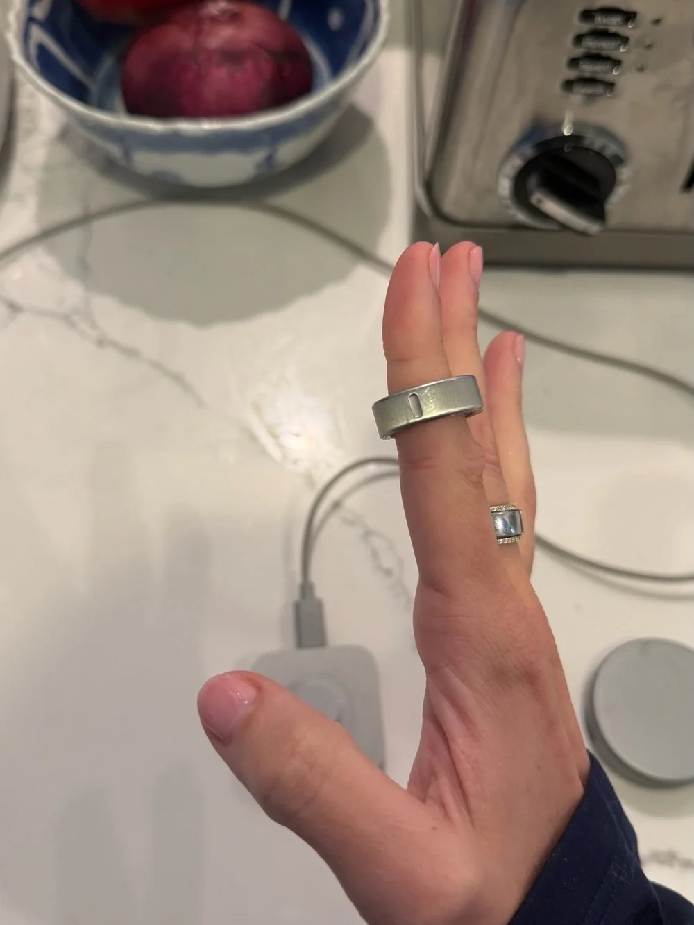 Oura Ring 4 Size 8 brushed silver with charger and travel charging case